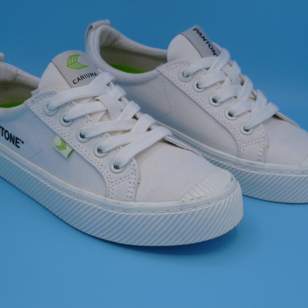 Cariuma OCA Low Pantone Off White Canvas Sneaker Womens Size 5 US